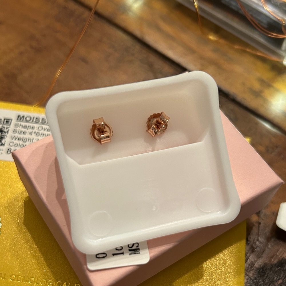 Luxury Rose gold oval 1.0 CT Moissanite Diamond Stud Earrings - Picture 5 of 6